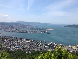 源平合戦で有名な屋島。ここにある屋根型の山上からは瀬戸の海と一体となった高松市内が一望できます。